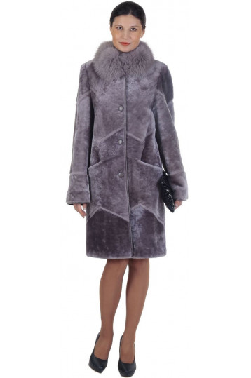 Сиреневая шуба до колен из мутона с песцовым воротником